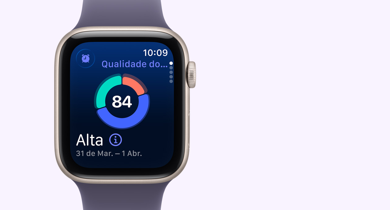 Apple Watch SE 3 com caixa estelar de alumínio e pulseira esportiva roxo-névoa, tela mostrando o gráfico em círculo com a pontuação do sono, Digital Crown no lado direito