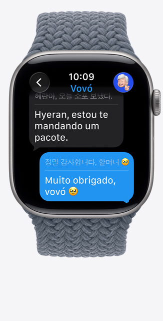 Apple Watch Series 11 com caixa cinza-espacial de alumínio, a Tradução ao Vivo altera o idioma do iMessage para inglês, pulseira loop solo trançada na cor azul-âncora