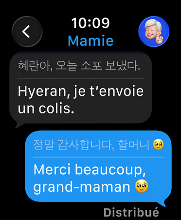 Traduction en direct dans Messages, où un texto de remerciement d’une utilisatrice à sa grand-mère est automatiquement traduit en coréen, avec un émoji de clin d’œil sous la bulle de texte