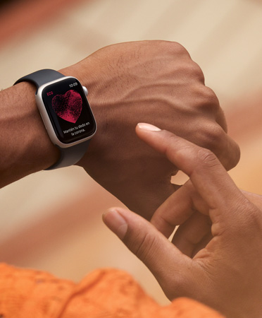 Una persona usa su Apple Watch Series 11 para hacerse un electrocardiograma fuera de casa