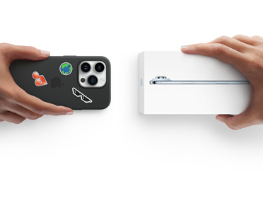 Una mano sostiene un iPhone 13 en una carcasa de silicona con stickers en la parte trasera para intercambiarlo por el nuevo iPhone 17 Pro, que está dentro de su caja, sostenida por otra mano.