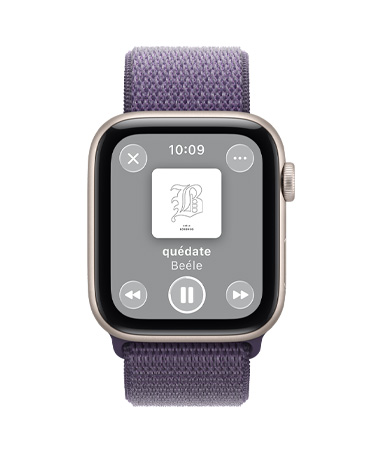 Apple Watch SE 3, caja de aluminio, blanco estelar, reproducción de contenido multimedia, Apple Music, parte lateral derecha, Digital Crown, correa loop deportiva, morado niebla