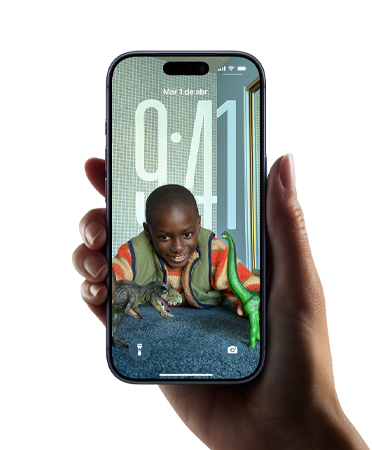 Una mano sostiene un iPhone que muestra el nuevo diseño con Liquid Glass, donde la hora se adapta a la imagen que aparece en la pantalla bloqueada