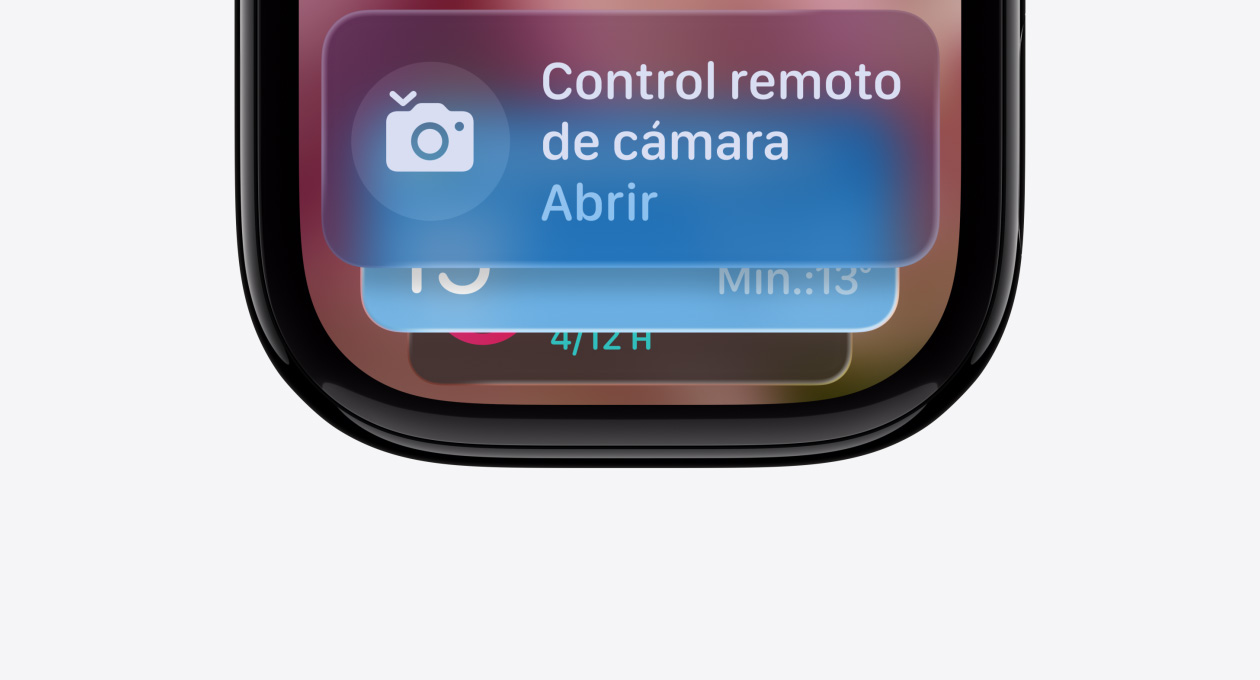 Un Apple Watch negro azabache sin correa, en cuya pantalla se ve un indicador en la Pila Inteligente