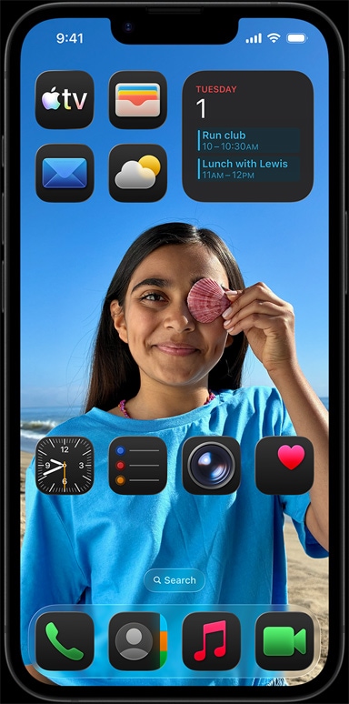 iPhone 16e obklopený aplikacemi jako Apple Mail, WhatsApp, Safari, Apple Mapy, Apple Music, Fotky, Poznámky a Domácnost