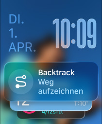Drei Apple Watch Modelle, die mittlere in Natur, das Zifferblatt zeigt einen Smart Stapel mit Backtrack Widget, die rechte in Diamantschwarz, das Zifferblatt zeigt einen Trainingsbildschirm, die linke in Roségold, das Zifferblatt zeigt den Schlafindex