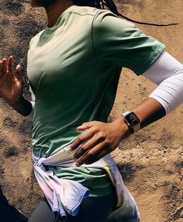 Inimene jälgib oma jooksu Apple Watch SE 3's