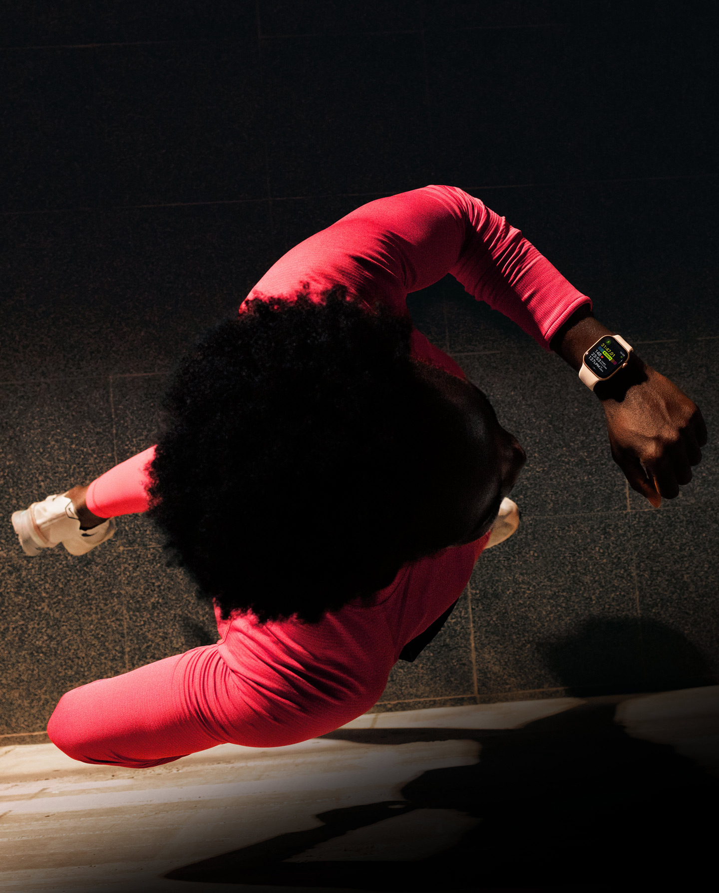 Una persona consulta su progreso durante una carrera en la app Entreno en un Apple Watch Series 11