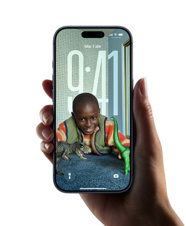 Una mano sostiene un iPhone que muestra el nuevo diseño de Liquid Glass que permite que la hora se adapte dinámicamente a la imagen en la pantalla de bloqueo