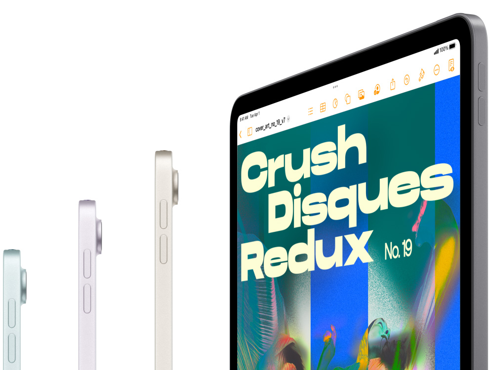 Vue latérale de trois iPad Air, un quatrième montrant iPadOS Pages.