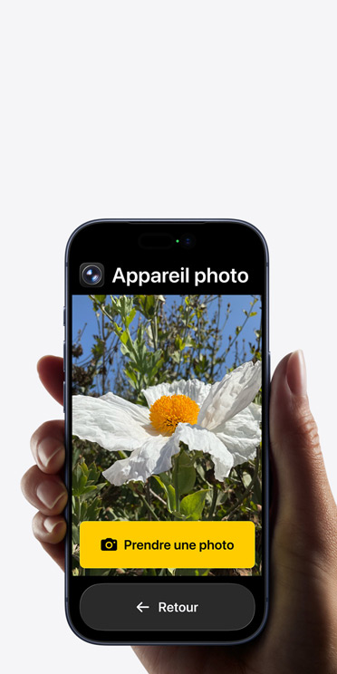 Écran d’iPhone 17 Pro affichant l’interface simplifiée de l’app Appareil photo avec une fleur blanche dans le cadre, le bouton « Prendre une photo » et le bouton « Retour » en dessous