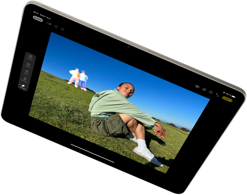 iPad Air en mode paysage présentant Apple Intelligence avec l’outil Correction de l’app Photos
