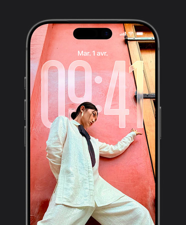 Écran verrouillé d’un iPhone affichant l’heure ajustée par rapport à la photo de l’écran verrouillé