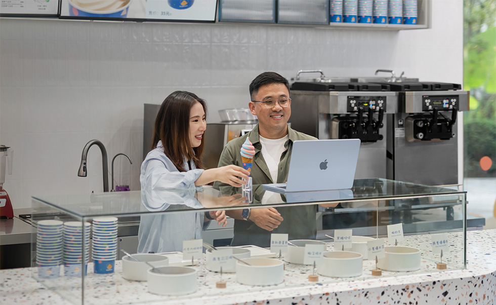 Mac 輕盈便攜，電池使用時間持久，成為 FLUFFY 創辦人的理想裝置，方便他穿梭不同分店使用。