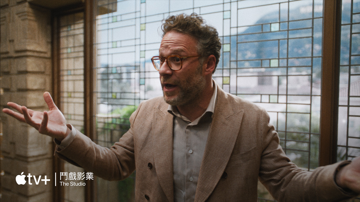 一部平面電視展示 Apple TV+ 節目和電影、Apple Music 及 Apple Fitness+ 的靜態影像。