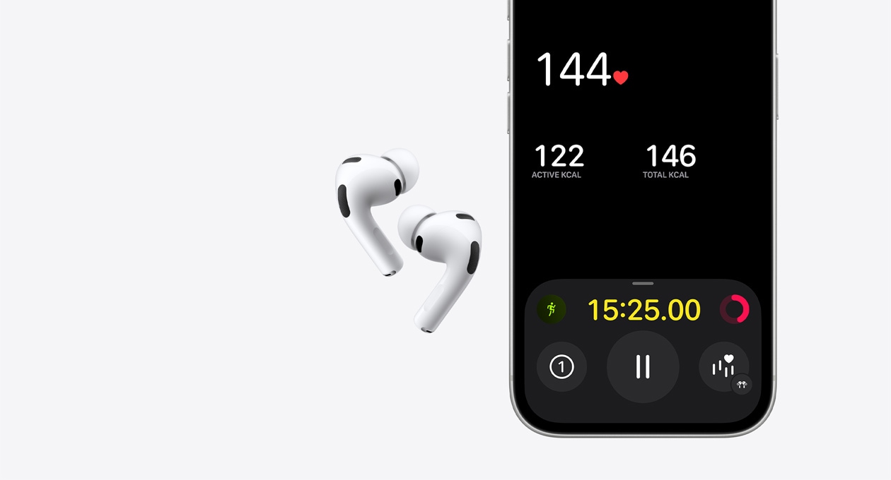 AirPods Pro 3 és USB‑C csatlakozós MagSafe töltőtok, fehér szín, egy iPhone 17 Pro kijelzőjének alsó fele, Fitnesz app, pulzusérzékelés funkció