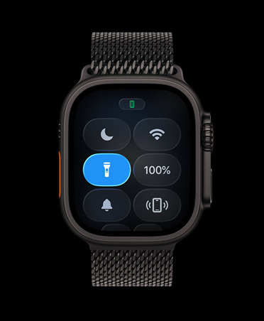Apple Watch Ultra 3, cassa in titanio naturale, Centro di Controllo, pulsante Torcia, loop in maglia milanese in titanio nero