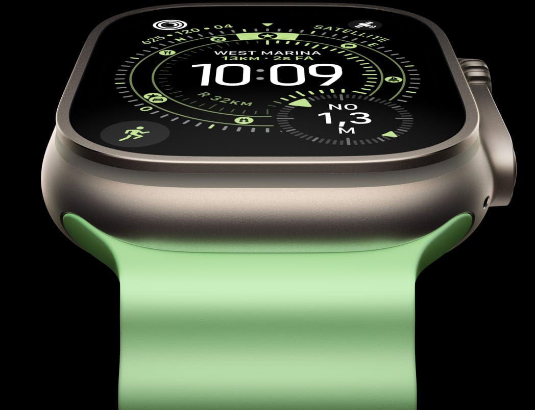 Apple Watch Ultra 3, cassa in titanio naturale, bussola sul quadrante Orienteering, cinturino Ocean verde neon