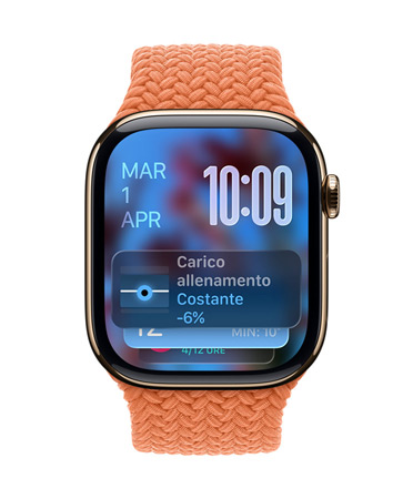 Apple Watch color oro rosa con cinturino intrecciato mandarancio: il quadrante ha la data in alto a sinistra, i numeri dell’ora in alto a destra e il widget Carico allenamento in basso; il tutto con design Liquid Glass semitrasparente