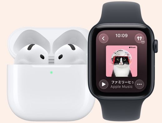 AirPods 4、マイク、開いているMagSafe充電ケースの中に収納、丸みを帯びた四隅、グリーンの充電インジケータランプ、ミッドナイトアルミニウムケースのApple Watch SE 3、Apple Musicアプリを再生中の画面、ミッドナイトのスポーツバンド