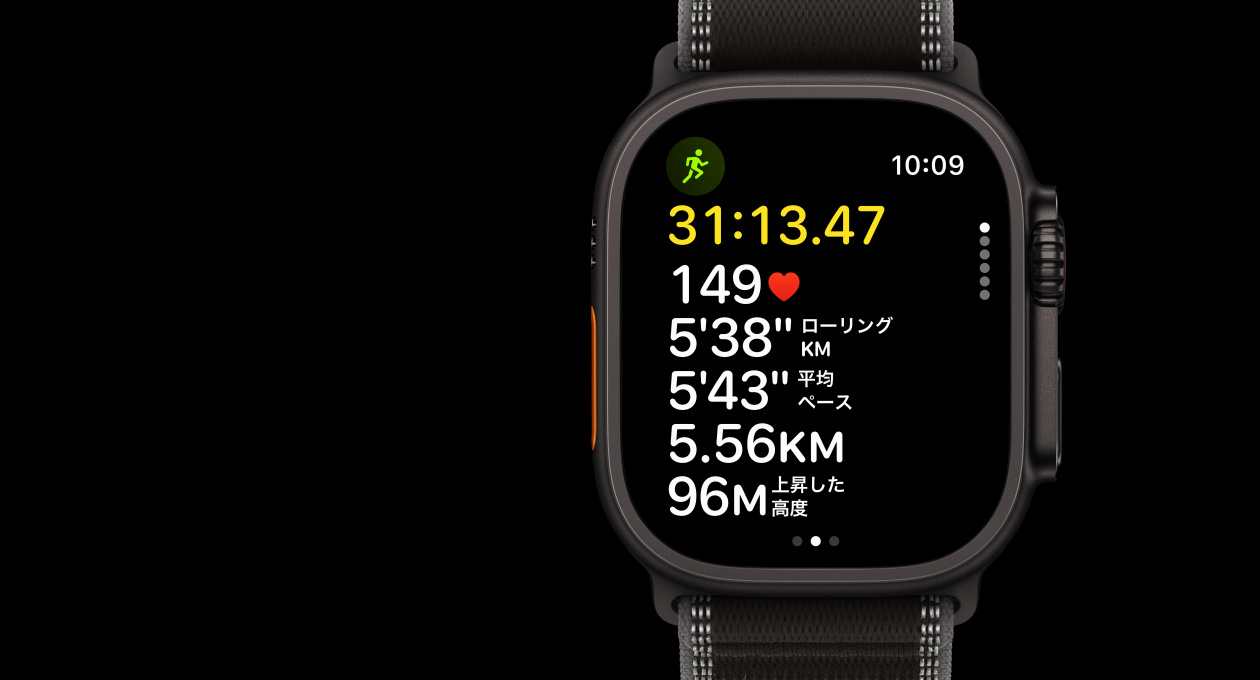 Apple Watch Ultra 3、カラーはブラック、チタニウムケース、ワークアウトアプリ、屋外ランニング、左側面の外観、アクションボタン、右側面の外観、Digital Crown、サイドボタン、バンドはブラック/チャコールのトレイルループ