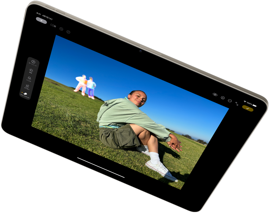 横向きのiPad Air。写真アプリのクリーンアップツールとともにApple Intelligenceを紹介している