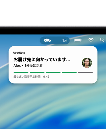 Macデバイスの画面上部に、Uber Eatsのライブアクティビティが展開されたメニューバーが表示されている