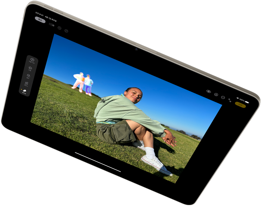 가로 방향으로 놓인 iPad Air에서 ‘사진’ 앱의 ‘클린업’ 도구를 구동하는 Apple Intelligence를 보여주는 모습