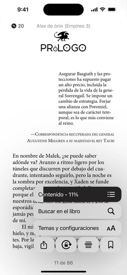 Pantalla de un iPhone que muestra la página de un libro en la app Libros. Sobre la página, se muestran las opciones para ampliar el texto, Buscar en el libro y Temas y configuraciones