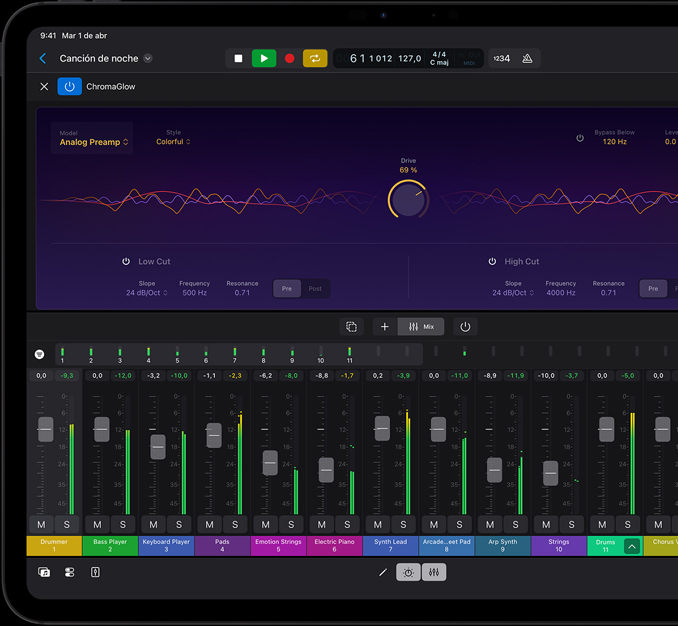 iPad Pro, parte frontal, en posición horizontal, negro espacial, la pantalla muestra un proyecto de edición de música, ondas de sonido, varios controles de pista, faders para hacer mezclas e instrumentos musicales, en Modo Oscuro