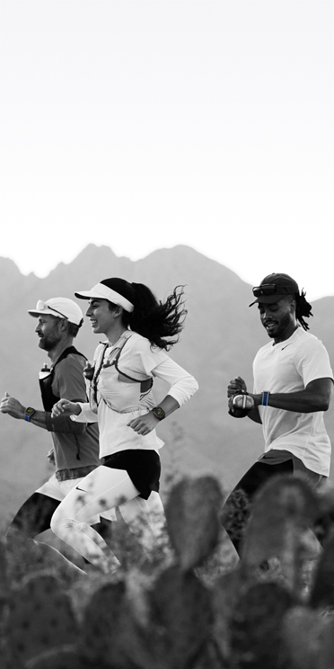 Varias personas corren por una pista en el desierto y registran su entrenamiento en el Apple Watch Ultra 3