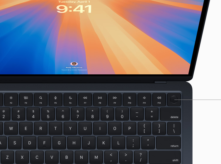 MacBook Air ekrānā redzams, ka lietotājs apstiprina pirkumu interneta veikalā, izmantojot Touch ID