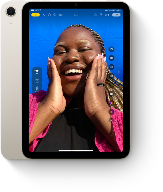 iPad&nbsp;mini في وضع عمودي وتعرض شاشته تطبيق الصور.