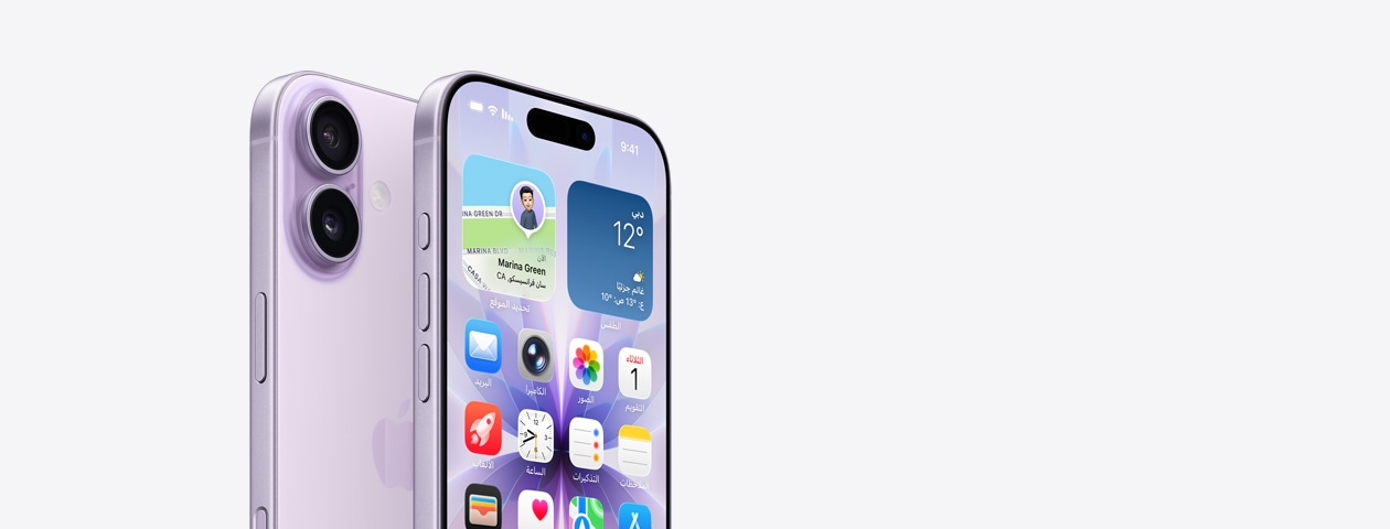 iPhone&nbsp;17 بلون ليلكي ناعم، الجانب الأمامي الخارجي معروض مع جزء من الشاشة الرئيسية، الزاوية الجانبية تُظهر زر الإجراءات وزرَي ضبط مستوى الصوت. الجانب الخلفي الخارجي يُظهر نظام كاميرا Fusion المزدوجة في الزاوية العلوية اليسرى، زر التحكم في الكاميرا