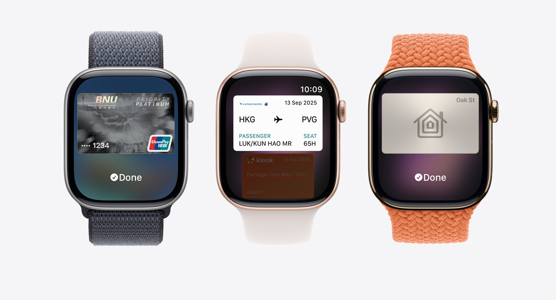 三款 Apple Watch Series 11 裝置，分別配備銀色鋁金屬錶殼、玫瑰金色鋁金屬錶殼和金色鈦金屬錶殼，並配搭錨鐵藍色運動手環、淡胭脂色運動錶帶和薑黃色編織單圈手環；螢幕分別顯示 Apple Pay 畫面、Apple 銀包和交通卡，以及家居鎖匙卡