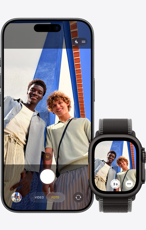 iPhone 17, parte frontal, cámara en uso lista para hacer una selfie grupal, junto a un Apple Watch Ultra 3 con la app Control de Cámara abierta