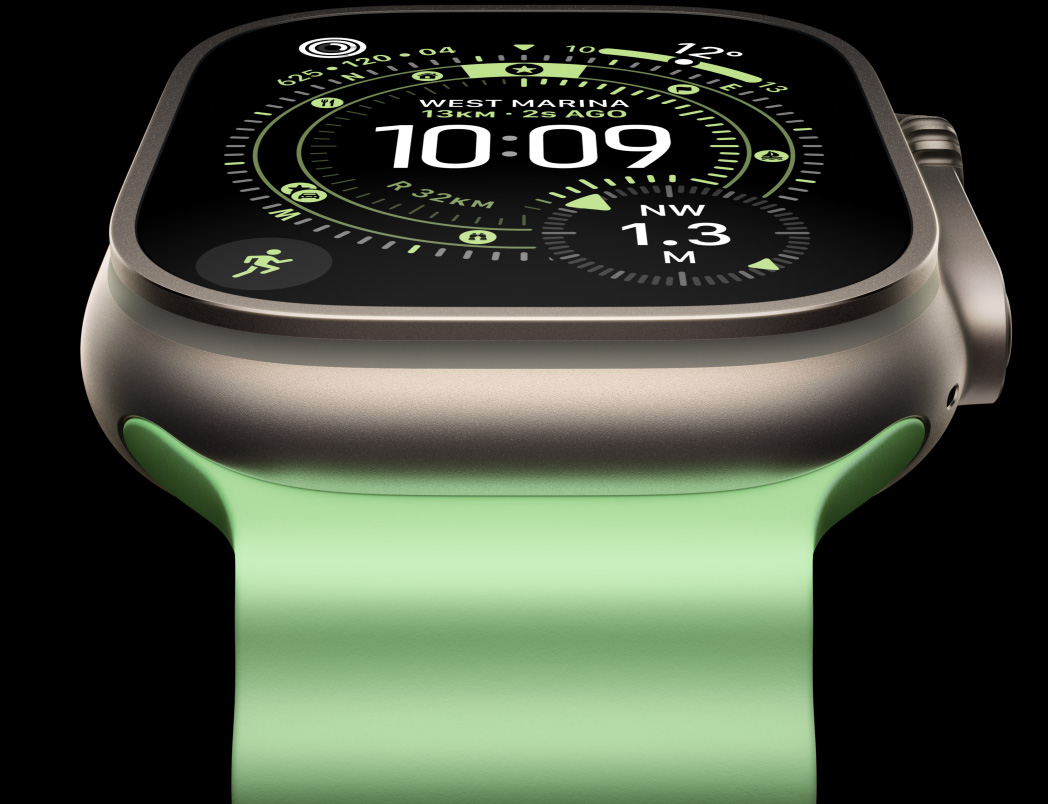 Apple Watch Ultra 3 z kopertą z tytanu w kolorze naturalnym, na tarczy Orienteering widoczny kompas, zegarek ma pasek Ocean w kolorze neonowej zieleni