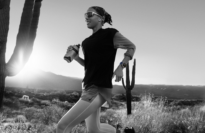 Workout Buddy zobrazuje hlášku bežcovi v púšti