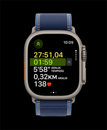 Apple Watch Ultra 3, natürel renk, titanyum kasa, gelişmiş Koşu (Dış) antrenmanı ölçümleri, kordon, Trail Loop, mavi parlak mavi renk