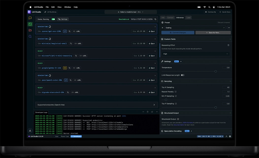 MacBook Pro ekranında LM Studio uygulaması gösteriliyor