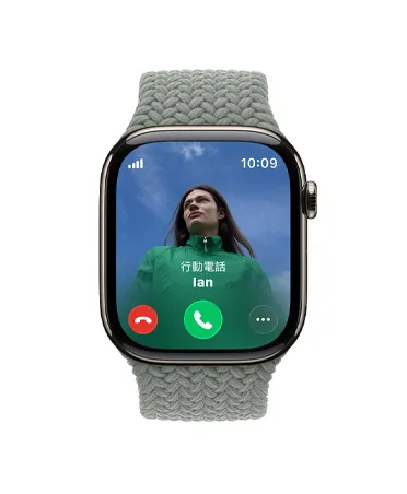 Apple Watch Series 11，展示原色鈦金屬錶殼，搭配綠灰色編織單圈錶環，螢幕顯示來電畫面、聯絡人照片、接聽及拒接來電按鈕，機身右側展示數位錶冠