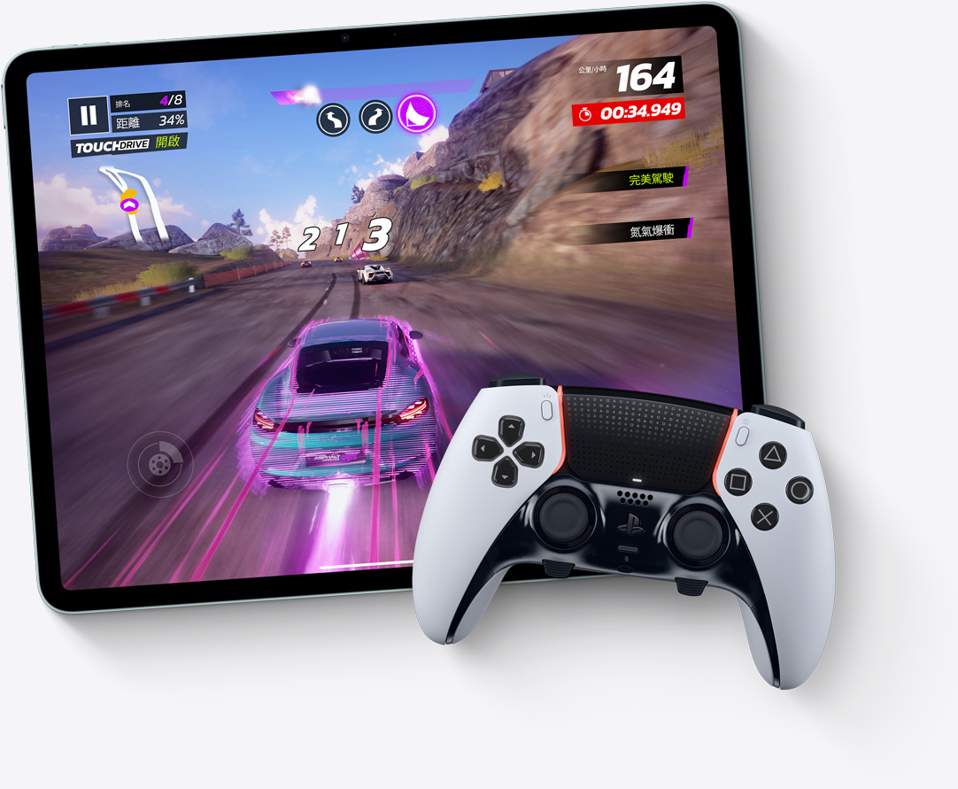 橫向放置的 iPad Air，螢幕顯示電玩遊戲狂野飆⾞：傳奇⼤集結的畫面，旁邊有 PlayStation 控制器