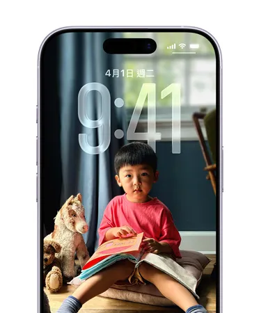 iPhone 鎖定畫面，展示時間顯示會隨著鎖定畫面照片而調整
