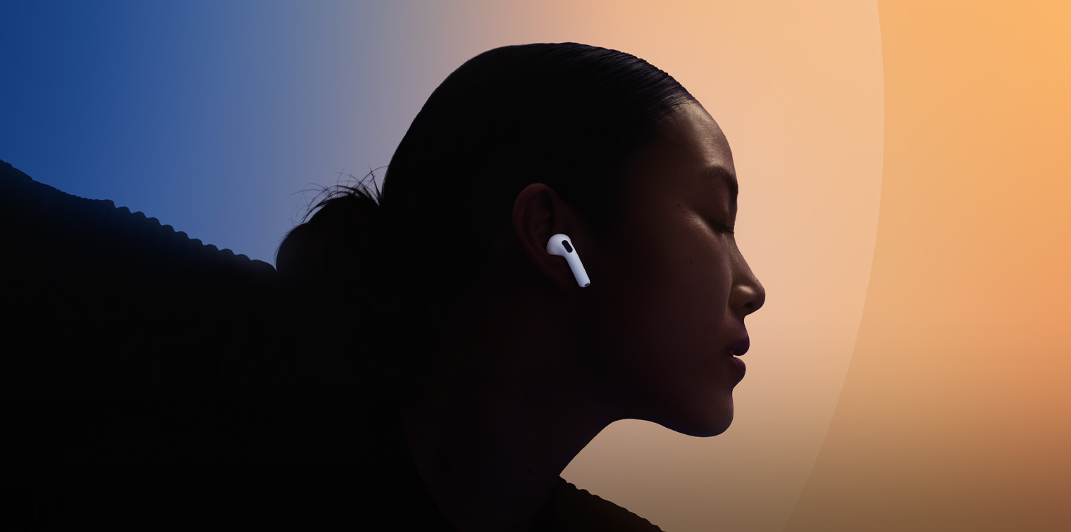 Tanssija käyttää AirPods 4 -kuulokkeita