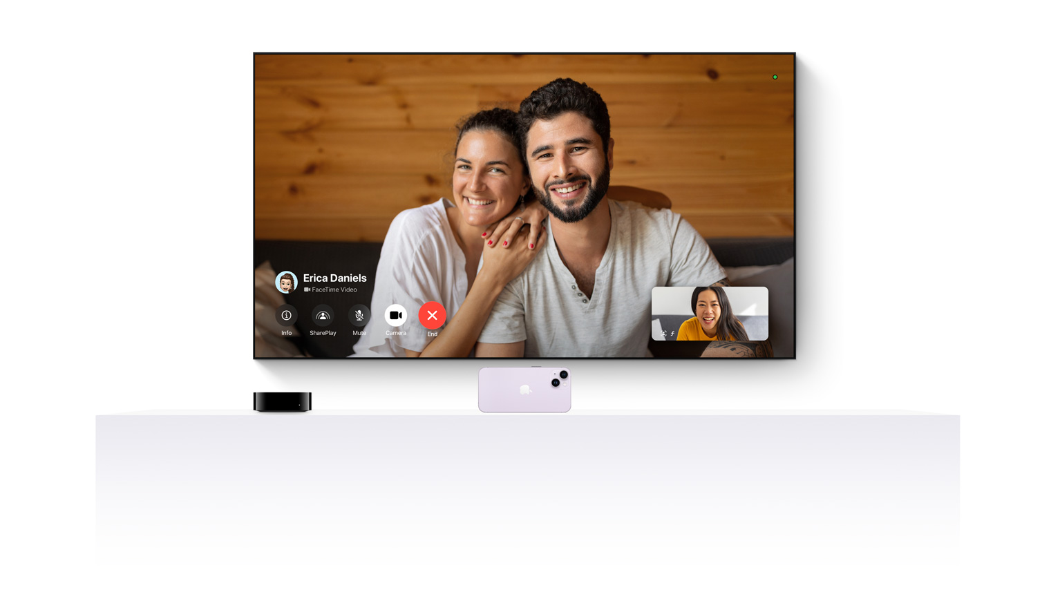 Az Apple TV 4K és az iPhone együttműködik egy  síkképernyős tévén egy FaceTime-hívásban