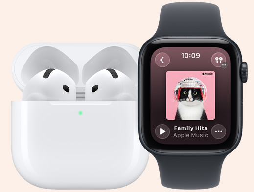 Des AirPods posés à côté d’une Apple Watch.