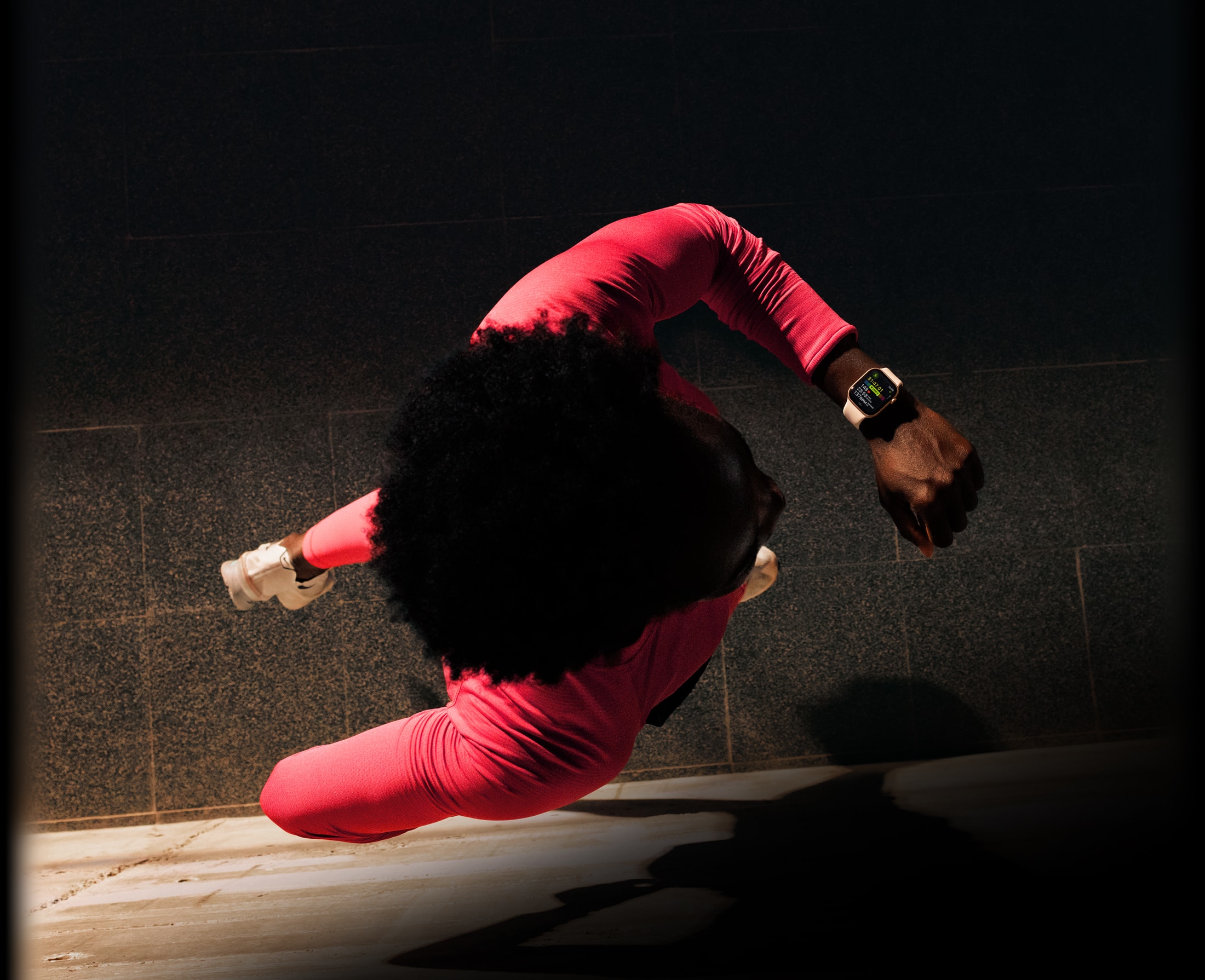 Osoba si pri behu prezerá pokrok v apke Tréning na Apple Watch Series 11