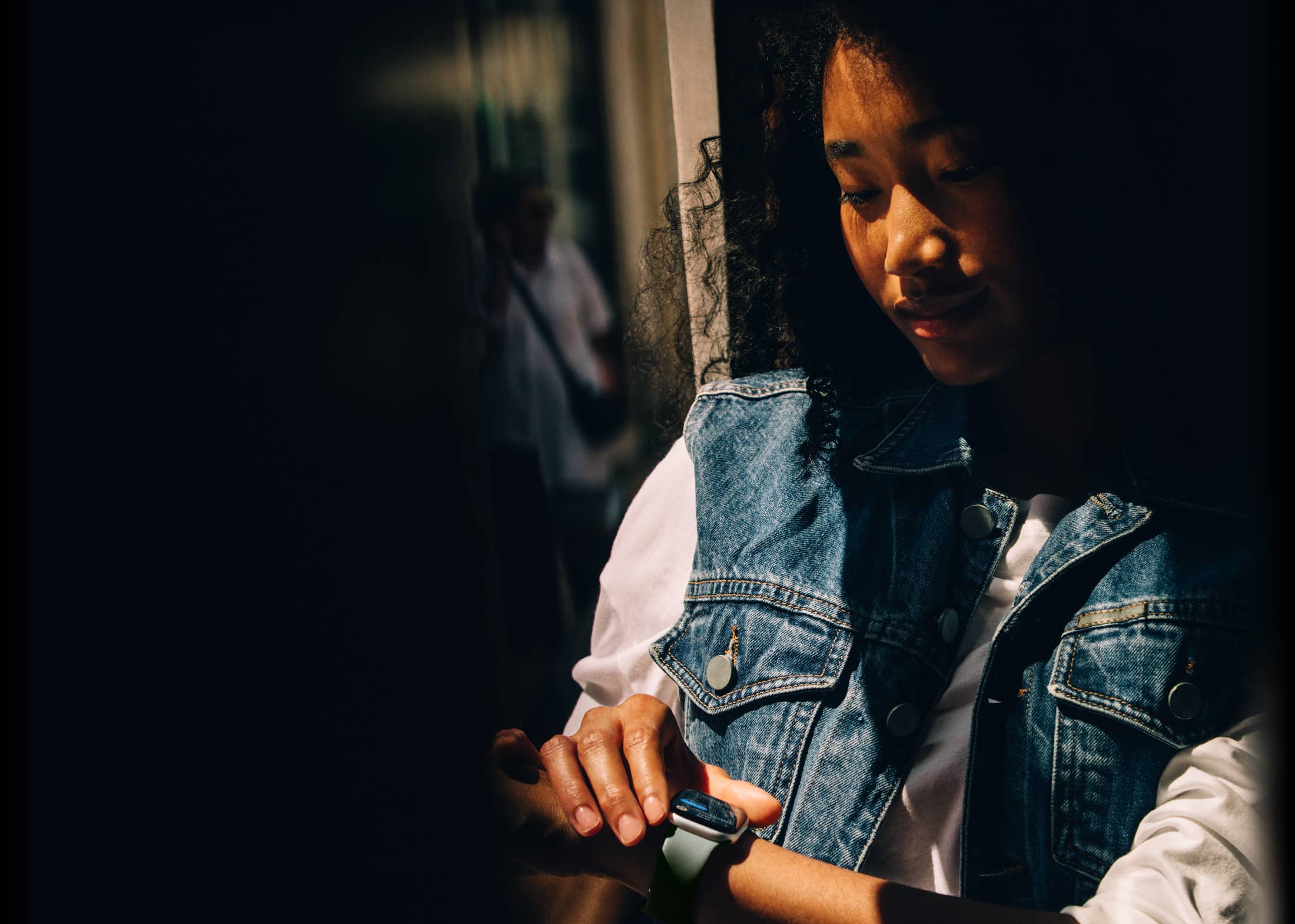 Osoba si kontroluje správy na Apple Watch Series 11