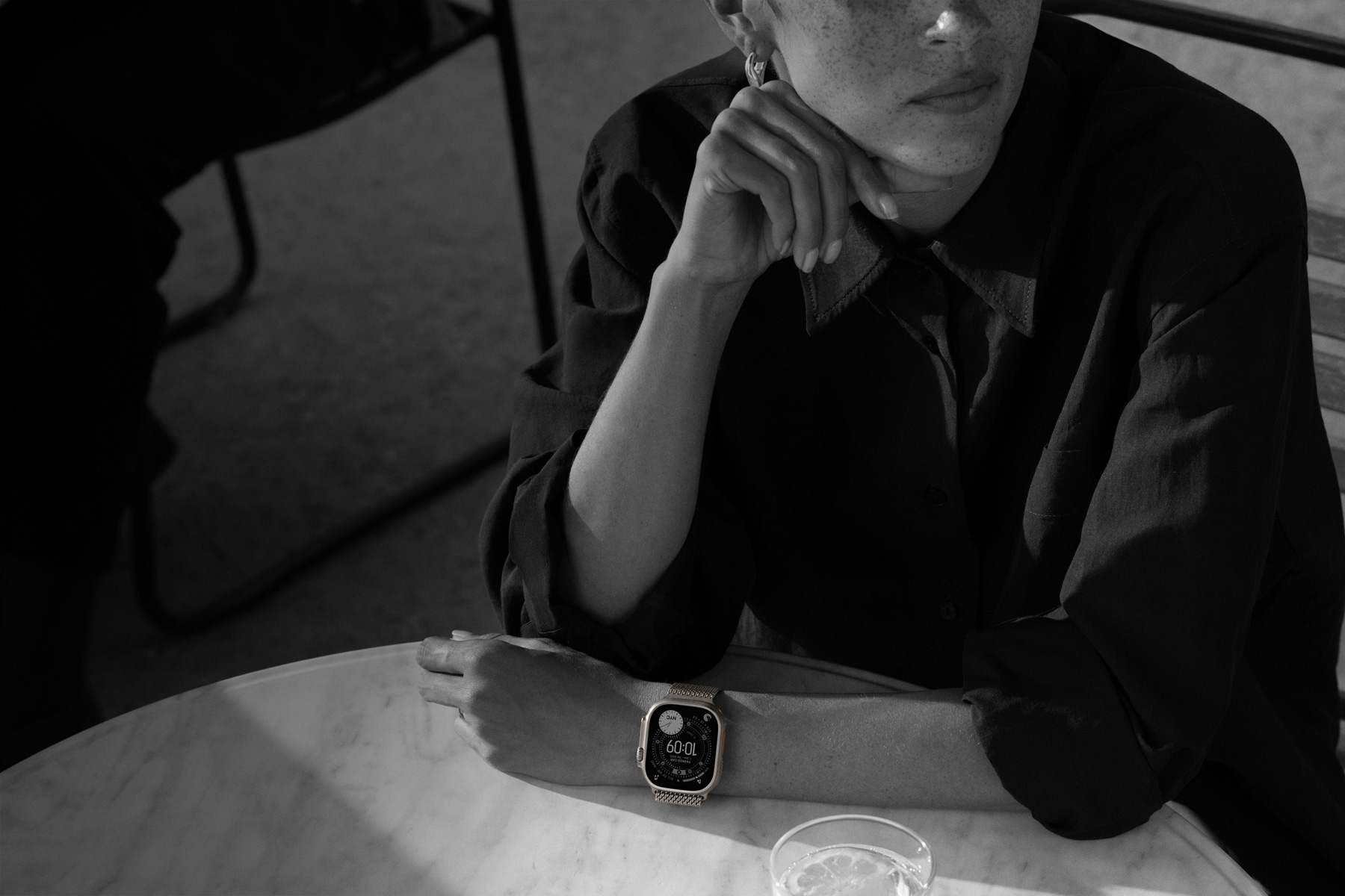 Pessoa a usar o Apple Watch Ultra 3 num restaurante