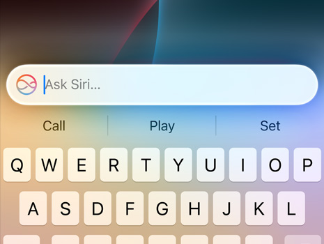 Cursor en primer plano a punto de pedirle algo a Siri.